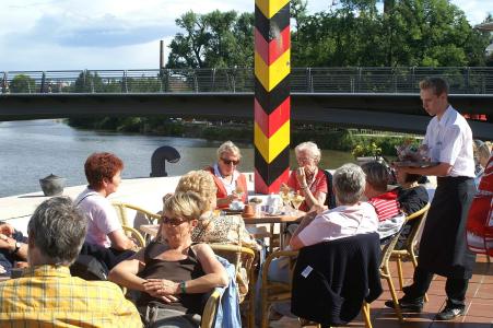 Beim Eis-Essen am Grenzfluss Nei�e